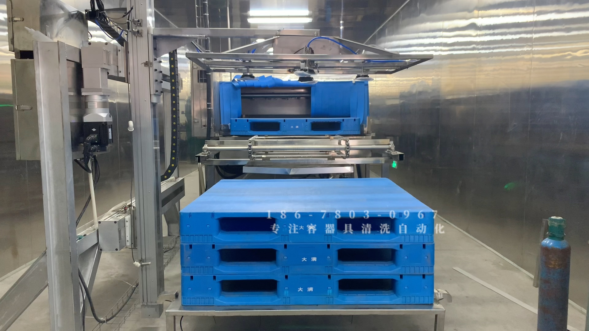 自动化平面托盘清洗机 塑料大托盘清洗设备客户使用现场实录